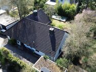 Wohnen auf einer Ebene - Einfamilienhaus mit viel Potenzial - großem Garten und Pool - Feucht