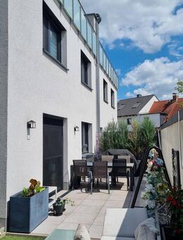 Moderne Doppelhaushälfte (Teil einer WEG) *Balkon, Terasse, Garten* Bauj. 2020 - Eschborn