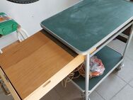 Kleiner Werktisch mit Steckdosen und Schublade - Bad Ems