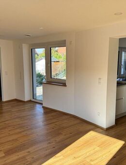 Neu renovierte 2 Zimmer EG-Wohnung mit 61 qm & Terrasse - Zeil (Main)
