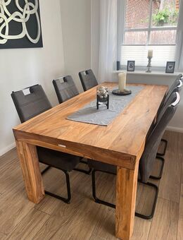 Massiver Tisch aus Shisham - Zetel