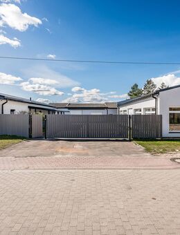 **Dreiseitenhof mit stilvollem Wohnhaus, moderner Werkstatt und Lagerhalle** - Rollwitz