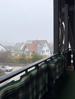 KNIPFER`S IMMOBILIENSCHÄTZE - Gemütliche Dachwohnung mit Balkon und PKW-Stellplatz in Gessertshausen - Gessertshausen