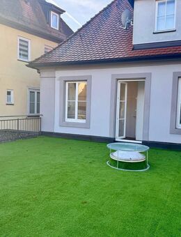 Generalsanierte 3 Zi.-Wohnung mit Einbauküche, Kfz-Außenstellplatz und ca. 45m² Dachterrasse mitten in der Ellwanger Innenstadt - Ellwangen (Jagst)