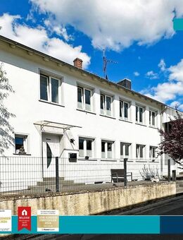 Liersberg: Großzügiges Einfamilienhaus mit Innenhof Terrasse, Garten mit Pool und zwei Garagen - Igel