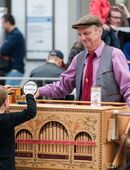 Drehorgelspieler - Leierkastenmann - Drehorgel - Alleinunterhalter - Leierkasten in 37154