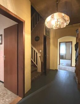 Großes Einfamilienhaus in Zierenberg - ideales Sanierungsobjekt mit Terrasse und Keller. - Zierenberg