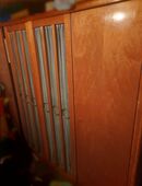 Alter Schrank mit Glaseinsatz - Kirschbaum? Massiv-Holz - antik in 89073