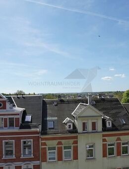 Helle Dachgeschoss-Wohnung mit großem Tageslichtbad mit Eckwanne und Bidet - Werdau