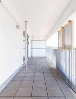 Wohnkomfort der Extraklasse: Lichtdurchflutete Etagenwohnung mit Balkon und moderner Einbauküche - Frankfurt (Main)