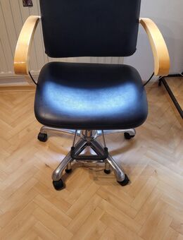 2 Schreibtischstühle bzw Friseurstühle - Neu Anspach