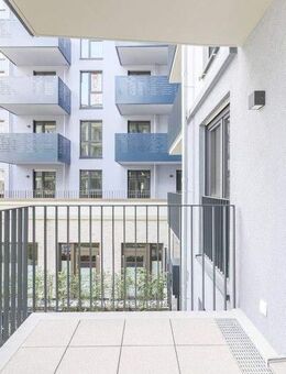 Lichtdurchflutete Eleganz: Exklusive 3-Zimmer-Wohnung mit Balkon, Loggia und moderner Küche in "Erstbezug" - Frankfurt (Main)
