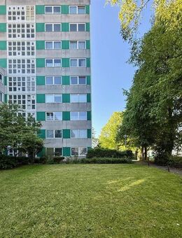 Gepflegtes Mehrfamilienhaus mit Stellplätzen, Balkonen und tlw. Kanalblick // Kiel-Holtenau - Kiel