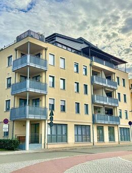 HORN IMMOBILIEN++ Waren (Müritz) am Stadthafen , schöne 3-Raum ETW mit Fahrstuhl, Stellplatz, EBK und Blick auf den Hafen - Waren (Müritz)