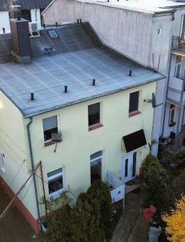 Charmantes saniertes Mehrfamilienhaus mit 2 Wohneinheiten in Schwerin, 7 Garagen und Ausbaupotential - Schwerin