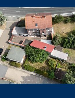 Zweifamilienhaus m großem Garten, Ausbaupotenzial & 3 Garagen ruhige Ortsteillage von Hohenmölsen - Hohenmölsen