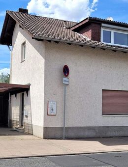 Wohnen und Arbeiten im Einklang. Wohn- und Geschäftshaus mit einer 3 Zimmer Wohnung, Büroetage und Garage! - Echzell