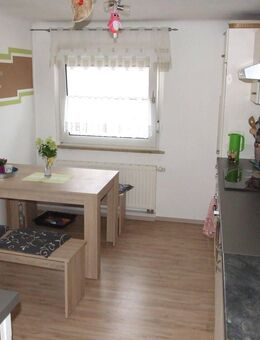 Moderne kl Dachwohnung in kleinem Mehrfamilienhaus mit modernem Duschbad - Weißenfels