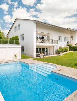 Deggendorf/Aussichtslage: Exklusives Wohnhaus mit Pool, PV-Anlage, 6 Garagen u. 1.000 m2 Grundstück! - Deggendorf