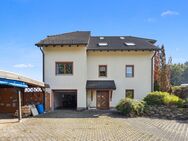 Schönes Zweifamilienhaus mit Pool, Garage, Carport und großem Grundstück in Lengenfeld - Lengenfeld