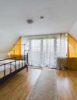 Zweifamilienhaus mit Platz für Ideen - groß, vielseitig, in bester Lage. - Roßtal