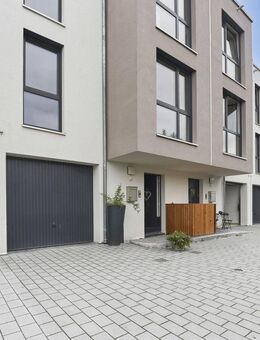 Charmantes Reihenmittelhaus mit Gartenterrasse und Doppelgarage - modernes Wohnen in bester Lage - Waldkirch