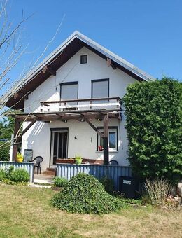 Älteres Wohnhaus m. Doppelgarage u. Schuppen in naturnaher Ortsrandlage nahe der Stadt Landau/Isar! - Landau (Isar)