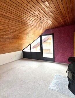 GEMÜTLICHE DACHGECHOSSWOHNUNG MIT DACHTERRASSE UND SCHÖNEM AUSBLICK - Ispringen