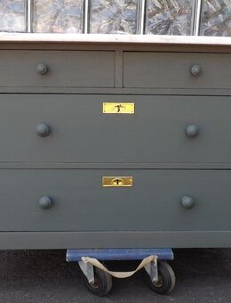 Kommode 1920er Jahre, kreidefarben (Farrow&Ball „Green Smoke“). - Königswinter
