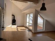 Lichtdurchflutete DG-Wohnung mit Galerie, Loggia & Carport - Niedernberg