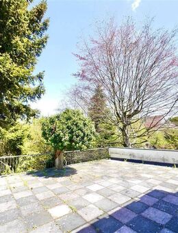 Zweifamilienhaus mit Ausbaureserve für 3. Wohnung + 4 Garagenstellplätzen im Herzen von Neunkirchen! - Neunkirchen (Brand)
