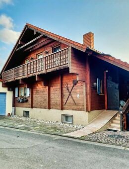 Erleben Sie das behagliche Wohngefühl eines Holzhauses... perfekt auf einem sonnigen Grundstück mit 635 m² gelegen! - Hofheim (Unterfranken)