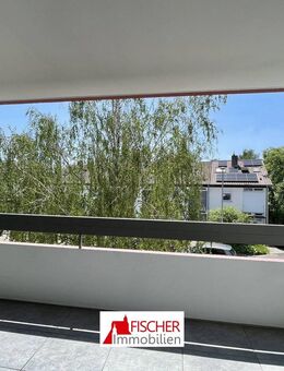 Gut geschnittene 2,5-Zimmer-Wohnung mit Aufzug, Balkon und Stellplatz in zentraler Lage... - Vaihingen (Enz)