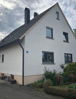 Grünes Wohnglück: Zweifamilienhaus mit großem Garten wartet ab sofort auf Sie - Buch (Bayern)