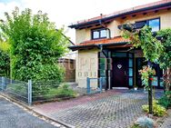 Charmante DHH mit 2 Galerien, überdachter Terrasse und Garten! - Marloffstein