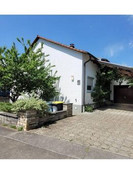 Charmantes 2-Familienwohnhaus in ruhiger Wohnlage mit großem Grundstück in Aldingen - Aldingen
