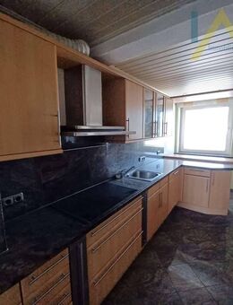 Vielseitiges Zweifamilienhaus mit Anbau, Kaminzimmer und Dachterrasse - Rodenberg