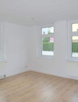 Wittgensdorf: Geräumige Familienwohnung mit Laminat "Dielenoptik", 2 Bädern und eigenem Gartenanteil - Chemnitz