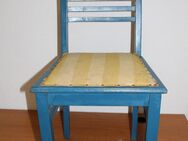 Alter blauer Küchenstuhl mit gelben Polster / Stuhl mit Nieten / Vintage - Zeuthen