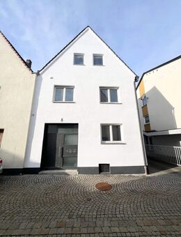 Sanierte 3 Zimmer Dachgeschosswohnung in der Innenstadt mit Dachterrasse - Neumarkt (Oberpfalz)