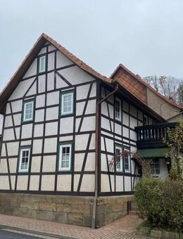 Kleines Fachwerkhaus mit Nebengebäude, Garage, Stellplatz und kleinem Grundstück - Nazza