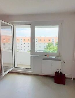 Ab sofort frei: Preiswerte und renovierungsbedürftige 2-Zimmer-Wohnung im 4.OG mit Balkon - Lauchhammer
