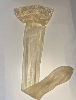 Eleganter Spitzenstrumpf in Creme – stilvoll und feminin - Halle (Saale)