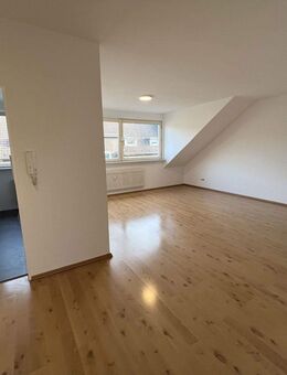 Moderne, frisch renovierte 3,5-Zimmer-Dachgeschosswohnung inklusive neuer Einbauküche in Oberhausen - Oberhausen