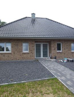 Ansprechender Neubau - Walmdachbungalow in ruhiger Wohnlage - Walchum