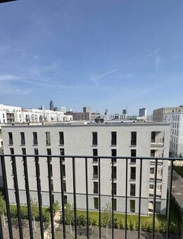 Neubau Erstbezug: 2-Zimmer Wohnung mit Skyline-Blick, Südbalkon und hochwertiger Küche - Frankfurt (Main)