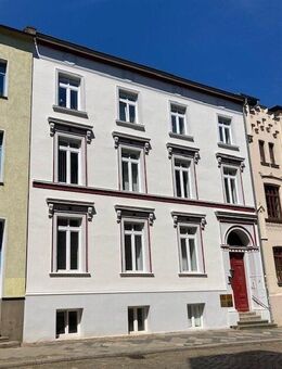 Denkmalgeschütztes Wohn- und Geschäftshaus mit vielen historischen Gebäudeteilen und 8 Stellplätzen - Schwerin