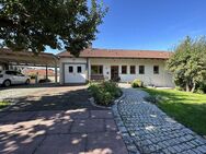 RESERVIERT - LANDHAUSVILLA mit Einliegerwohnung/Praxis, Garage, großem Carport, Pool und Garten - Ellingen