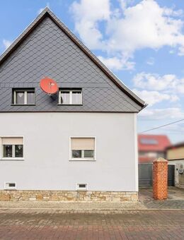 Modernisiertes Einfamilienhaus mit ausgebautem Dachgeschoss und großem Grundstück in Roßbach - Braunsbedra
