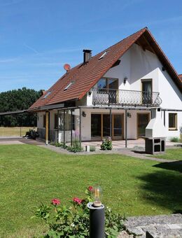Exklusives Einfamilienhaus mit separater Einliegerwohnung in ruhiger und grüner Wohnlage von Heßdorf - Heßdorf